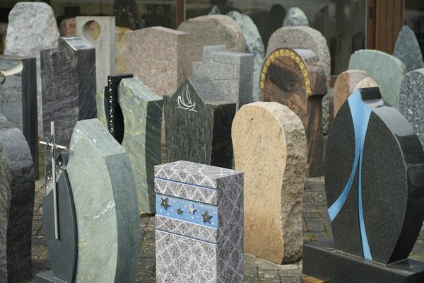 Quels sont les éléments de base d'une plaque funéraire ?